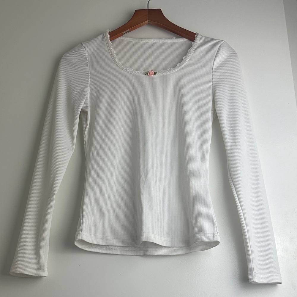 Romantic white lace ribbed top with flower detail